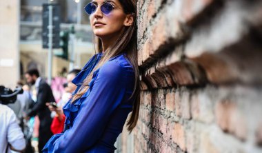 Milan, İtalya - 21 Eylül 2018: Sara Rossetto Milano Moda Haftası sırasında sokakta.