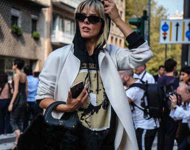 Milan, İtalya - 20 Eylül 2018: Viktoria Rader Milano Moda Haftası sırasında sokakta.