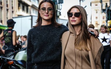 Milan, İtalya - 20 Eylül 2018: Lena Lademann ve Sophia Roe Milano Moda Haftası sırasında sokakta.