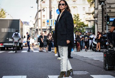 Milan, İtalya - 20 Eylül 2018: Erika Boldrin Milano Moda Haftası sırasında sokakta.