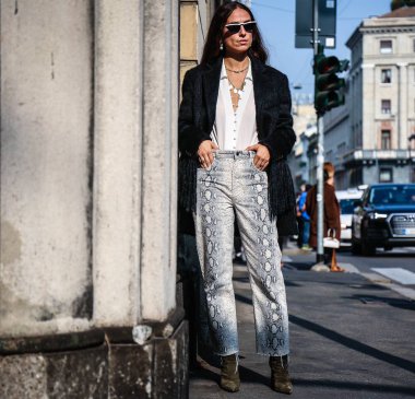 Milan, İtalya - 20 Eylül 2018: Erika Boldrin Milano Moda Haftası sırasında sokakta.