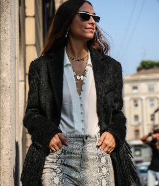 Milan, İtalya - 20 Eylül 2018: Erika Boldrin Milano Moda Haftası sırasında sokakta.