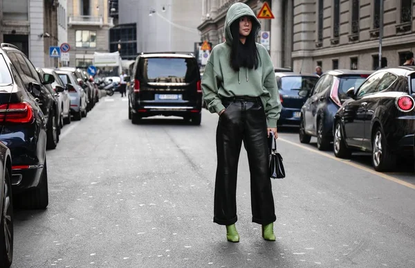 Milan, İtalya - 22 Eylül 2018: Yoyo Cao Milano Moda Haftası sırasında sokakta.