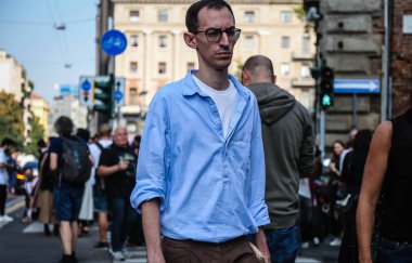 Milan, İtalya - 20 Eylül 2018: erkekler sokakta Milano Moda Haftası sırasında.