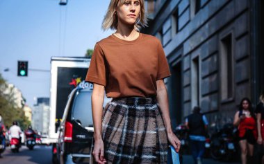 Milan, İtalya - 20 Eylül 2018: Linda Tol Milano Moda Haftası sırasında sokakta.