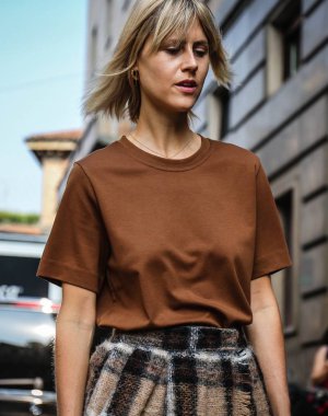 Milan, İtalya - 20 Eylül 2018: Linda Tol Milano Moda Haftası sırasında sokakta.