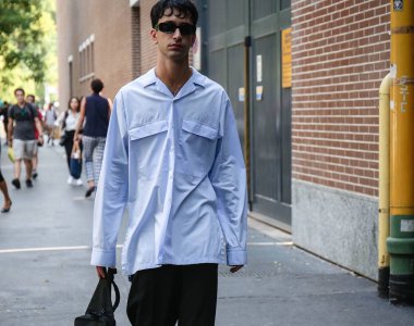 Milan, İtalya - 20 Eylül 2018: erkekler sokakta Milano Moda Haftası sırasında.