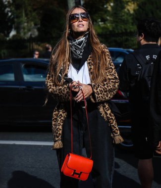 Paris, Fransa - 1 Ekim 2018: Carlotta Oddi Paris moda haftası sırasında sokakta.