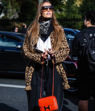 Paris, Fransa - 1 Ekim 2018: Carlotta Oddi Paris moda haftası sırasında sokakta.