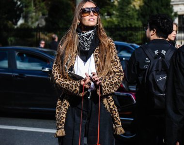 Paris, Fransa - 1 Ekim 2018: Carlotta Oddi Paris moda haftası sırasında sokakta.
