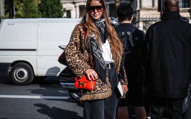 Paris, Fransa - 1 Ekim 2018: Carlotta Oddi Paris moda haftası sırasında sokakta.