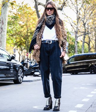 Paris, Fransa - 1 Ekim 2018: Carlotta Oddi Paris moda haftası sırasında sokakta.