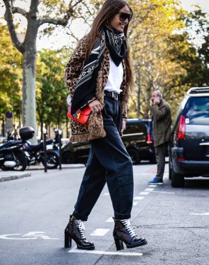 Paris, Fransa - 1 Ekim 2018: Carlotta Oddi Paris moda haftası sırasında sokakta.