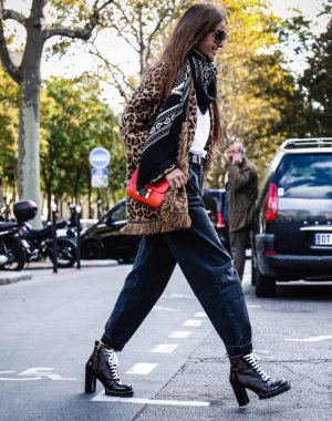 Paris, Fransa - 1 Ekim 2018: Carlotta Oddi Paris moda haftası sırasında sokakta.
