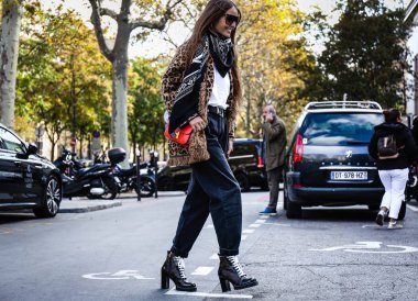 Paris, Fransa - 1 Ekim 2018: Carlotta Oddi Paris moda haftası sırasında sokakta.