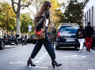 Paris, Fransa - 1 Ekim 2018: Carlotta Oddi Paris moda haftası sırasında sokakta.