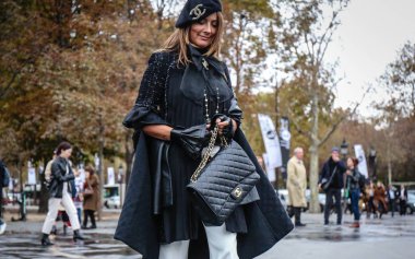 Paris, Fransa - 2 Ekim 2018: Paris moda haftası sırasında sokakta kadın.