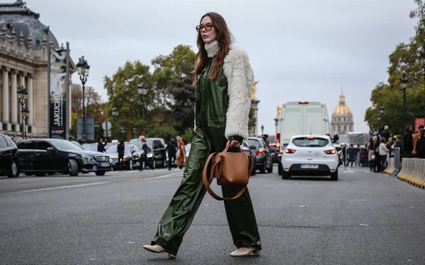 Paris, Fransa - 2 Ekim 2018: Estelle Chemouny Pigault Paris moda haftası sırasında sokakta.