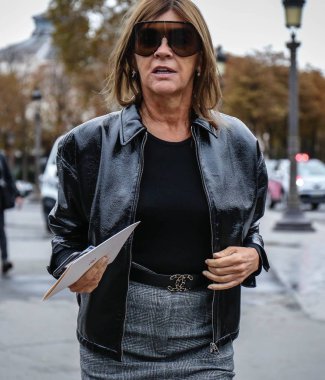 Paris, Fransa - 2 Ekim 2018: Carine Roitfeld Paris moda haftası sırasında sokakta.