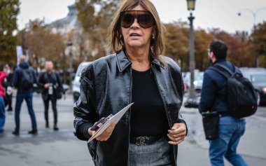 Paris, Fransa - 2 Ekim 2018: Carine Roitfeld Paris moda haftası sırasında sokakta.