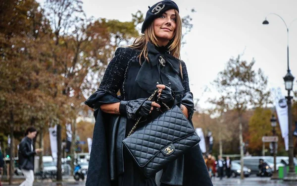 Paris Francja Października 2018 Kobiety Ulicy Podczas Paryskiego Tygodnia Mody — Zdjęcie stockowe