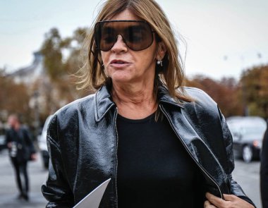Paris, Fransa - 2 Ekim 2018: Carine Roitfeld Paris moda haftası sırasında sokakta.