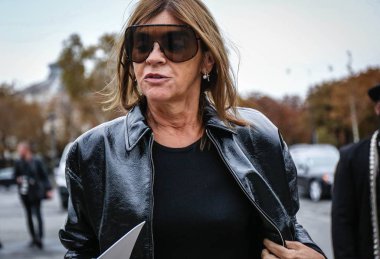 Paris, Fransa - 2 Ekim 2018: Carine Roitfeld Paris moda haftası sırasında sokakta.