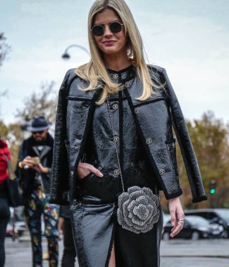 Paris, Fransa - 2 Ekim 2018: Lala Rudge Paris moda haftası sırasında sokakta.