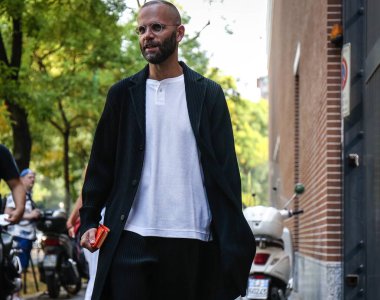 Milan, İtalya - 20 Eylül 2018: Angelo Flaccavento Milano Moda Haftası sırasında sokakta.