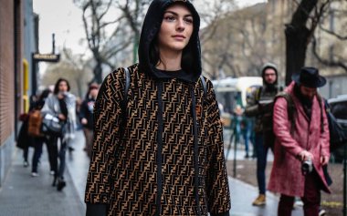 Milan, İtalya - 22 Şubat 2018: Model Vittoria Ceretti Milano Moda Haftası sırasında sokakta.