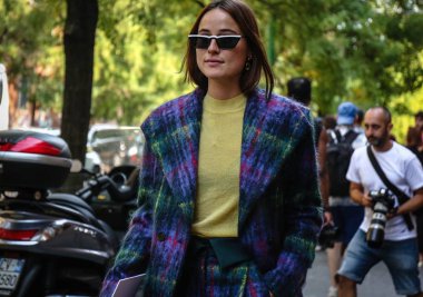 Milan, İtalya - 20 Eylül 2018: Lena Lademann Milano Moda Haftası sırasında sokakta.