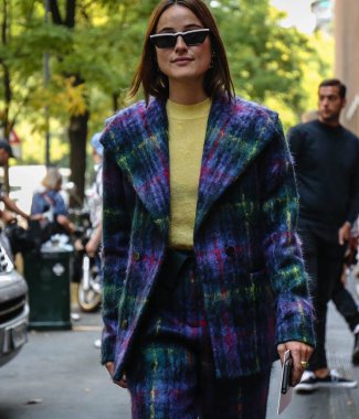 Milan, İtalya - 20 Eylül 2018: Lena Lademann Milano Moda Haftası sırasında sokakta.