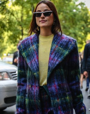 Milan, İtalya - 20 Eylül 2018: Lena Lademann Milano Moda Haftası sırasında sokakta.