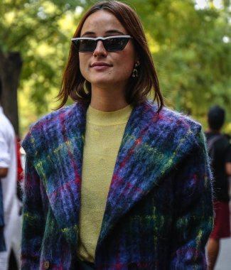 Milan, İtalya - 20 Eylül 2018: Lena Lademann Milano Moda Haftası sırasında sokakta.