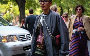 Milan, İtalya - 20 Eylül 2018: kadınlar Milano Moda Haftası sırasında sokakta.