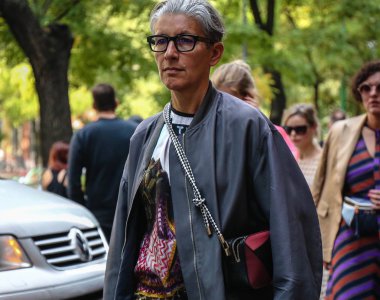 Milan, İtalya - 20 Eylül 2018: kadınlar Milano Moda Haftası sırasında sokakta.