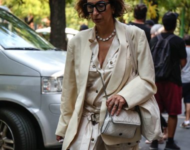 Milan, İtalya - 20 Eylül 2018: kadınlar Milano Moda Haftası sırasında sokakta.