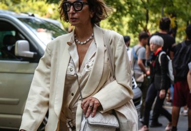 Milan, İtalya - 20 Eylül 2018: kadınlar Milano Moda Haftası sırasında sokakta.