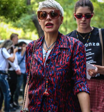 Milan, İtalya - 20 Eylül 2018: Elisa Nalin Milano Moda Haftası sırasında sokakta.