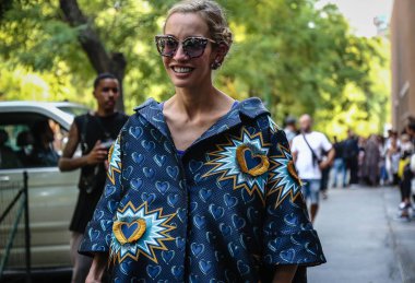 Milan, İtalya - 20 Eylül 2018: Micol Sabbadini Milano Moda Haftası sırasında sokakta.