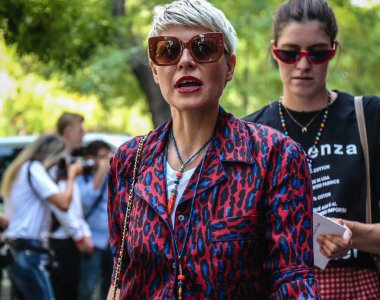 Milan, İtalya - 20 Eylül 2018: Elisa Nalin Milano Moda Haftası sırasında sokakta.