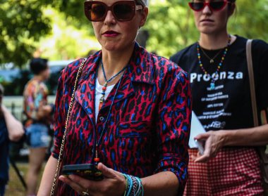 Milan, İtalya - 20 Eylül 2018: Elisa Nalin Milano Moda Haftası sırasında sokakta.