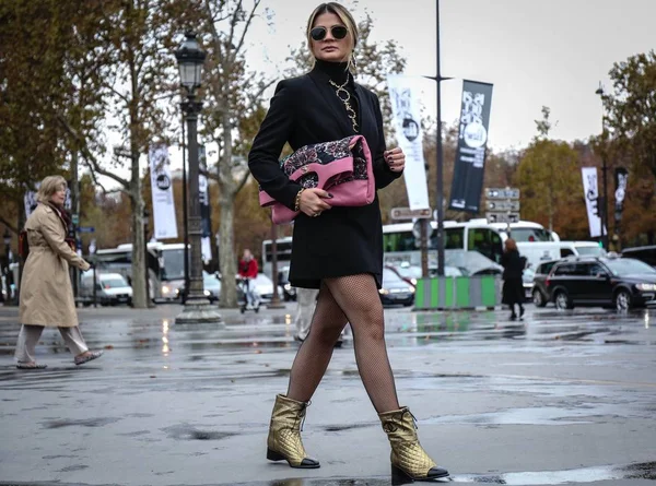 2018年10月2日 巴黎时装周期间街头的塔西亚 纳夫斯 — 图库照片
