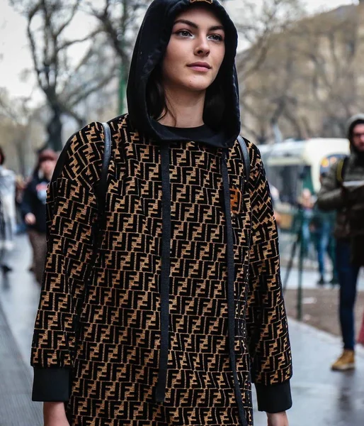 Milan, İtalya - 22 Şubat 2018: Model Vittoria Ceretti Milano Moda Haftası sırasında sokakta.