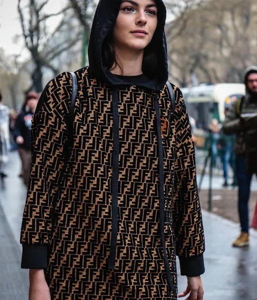 Milan, İtalya - 22 Şubat 2018: Model Vittoria Ceretti Milano Moda Haftası sırasında sokakta.