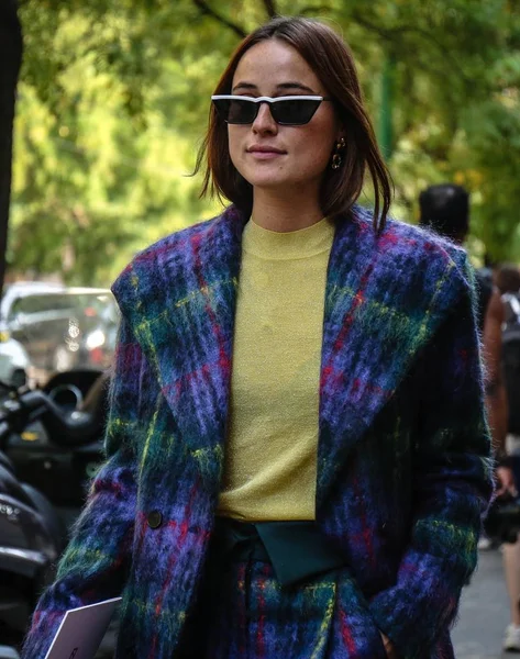 Milan, İtalya - 20 Eylül 2018: Lena Lademann Milano Moda Haftası sırasında sokakta.