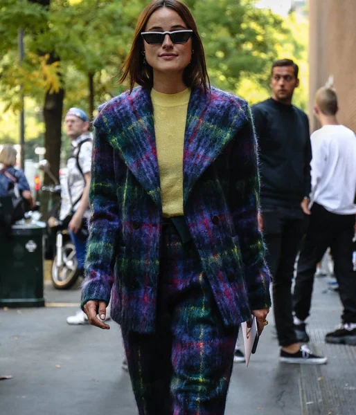 Milan, İtalya - 20 Eylül 2018: Lena Lademann Milano Moda Haftası sırasında sokakta.