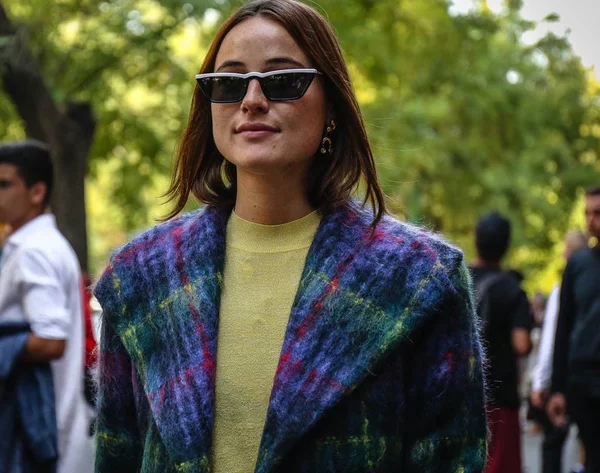Milan, İtalya - 20 Eylül 2018: Lena Lademann Milano Moda Haftası sırasında sokakta.