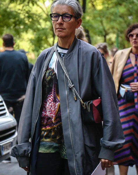 Milan, İtalya - 20 Eylül 2018: kadınlar Milano Moda Haftası sırasında sokakta.