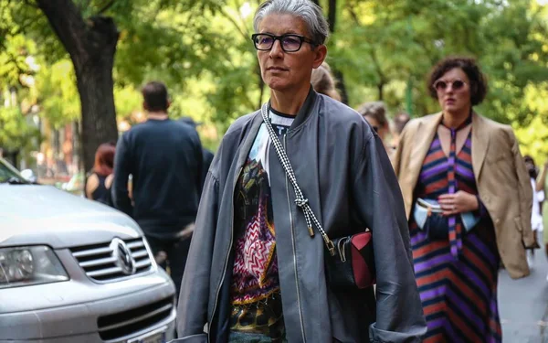 Milan, İtalya - 20 Eylül 2018: kadınlar Milano Moda Haftası sırasında sokakta.